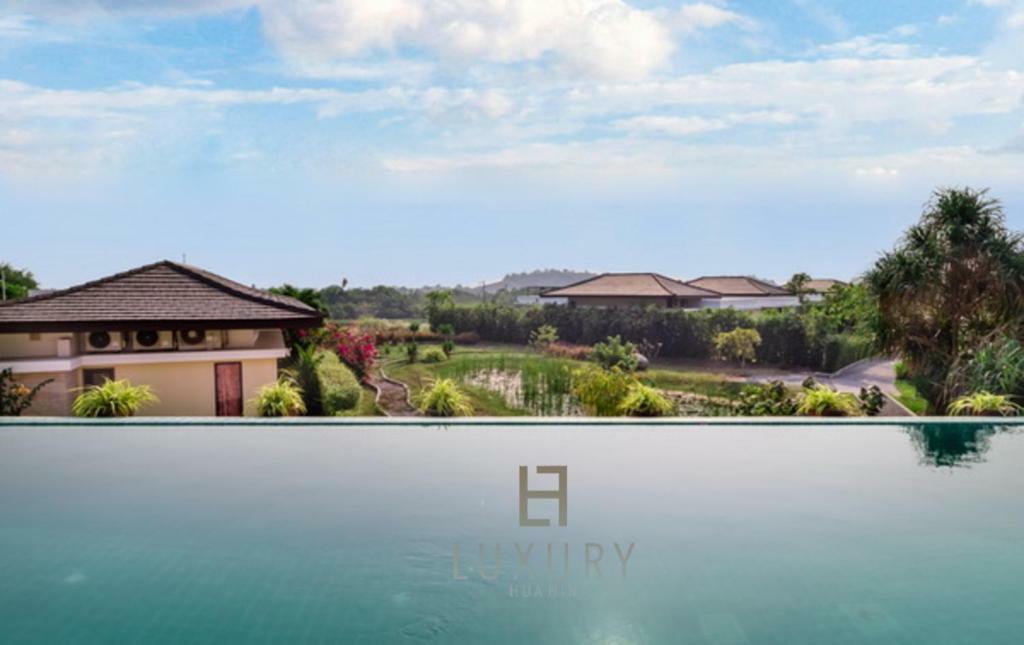 5 Bedroom Amazing Pool In Ts1 *
