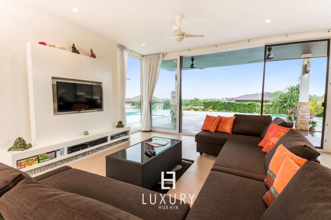 5 Bedroom Amazing Pool In Ts1